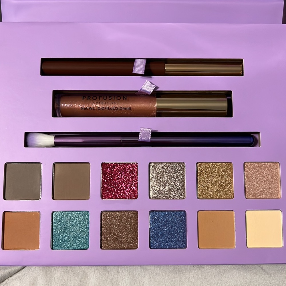 Profusion Make Up Set - Picture 2 of 3